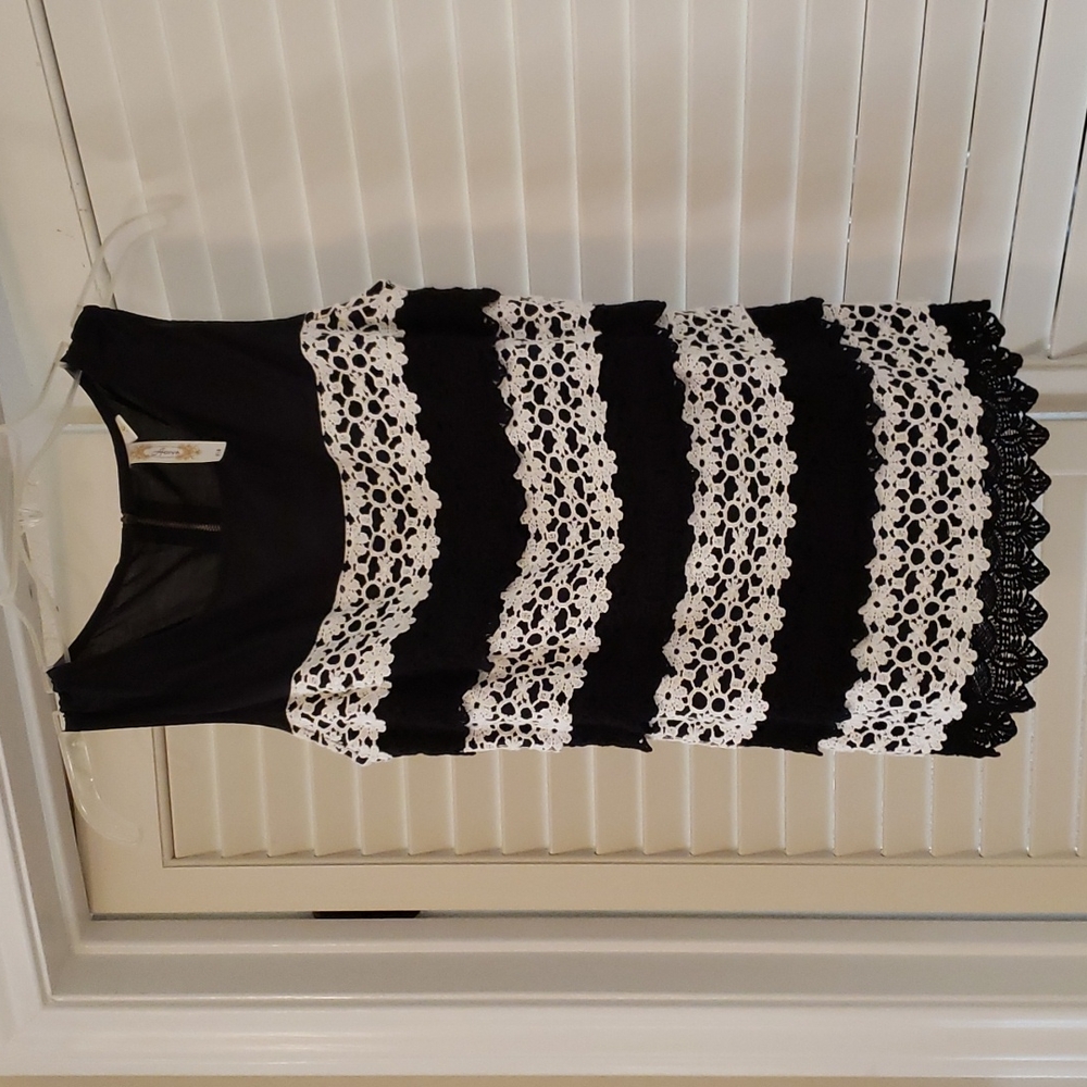 Adiva Black & Off White Crochet Top Full Zipper in Back Size Small